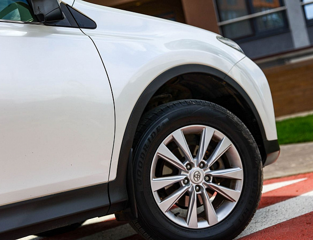 Toyota RAV4 белый 2014