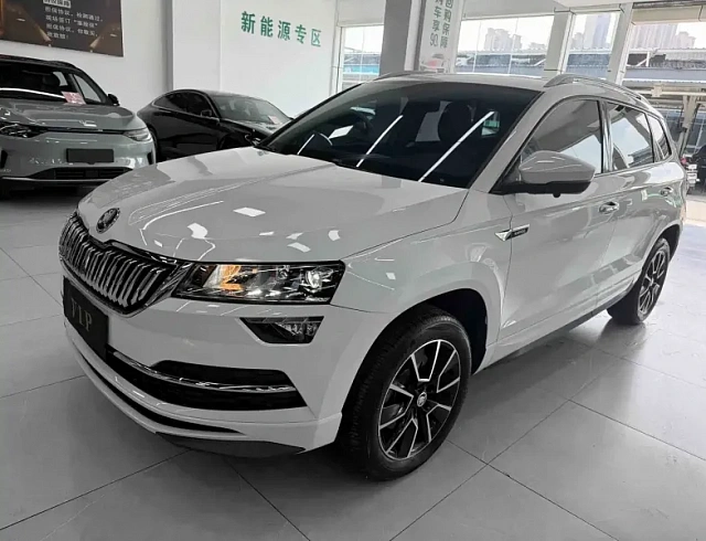 Skoda Karoq 1.4 л 2023 г. Белый, пробег 17000 км