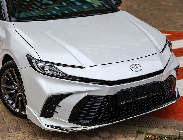 Toyota Camry белый 2026