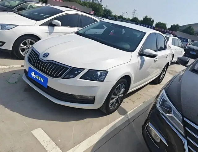 Skoda Octavia 1.5 л 2022 г. Белый, пробег 44000 км