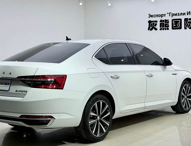 Skoda Superb 1.4 л 2023 г. Белый, пробег 45000 км