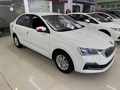 Skoda Rapid 1.5 л 2023 г. Белый, пробег 25000 км