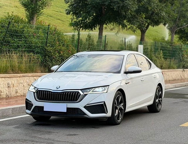 Skoda Octavia 1.4 л 2022 г. Белый, пробег 16000 км