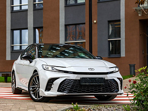 Toyota Camry белый 2026