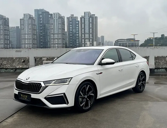 Skoda Octavia 1.4 л 2022 г. Белый, пробег 29000 км