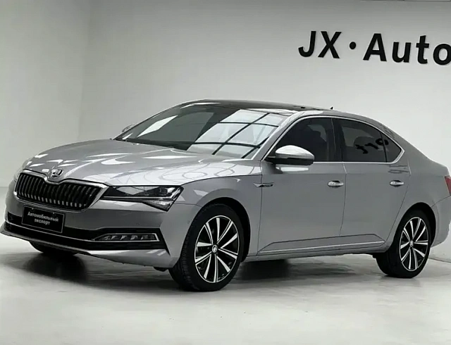 Skoda Superb 1.4 л 2023 г. Серебристо-серый, пробег 1000 км