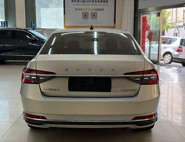 Skoda Superb 1.4 л 2023 г. желто-оранжевый, пробег 26000 км