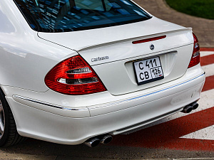 Mercedes-Benz E-Класс белый 2005