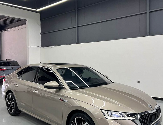 Skoda Octavia 1.4 л 2022 г. шампань/коричневый, пробег 21800 км