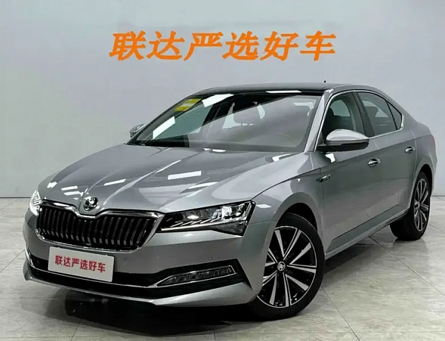 Skoda Superb 1.4 л 2024 г. Серебристо-серый, пробег 12700 км