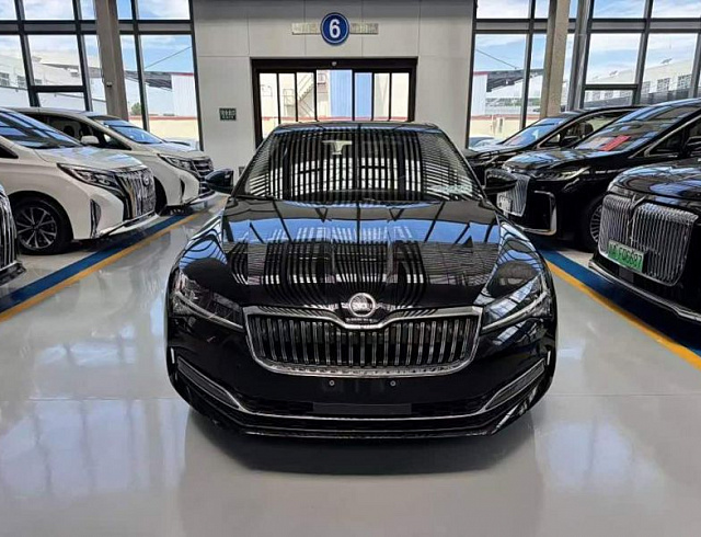 Skoda Superb 1.4 л 2026 г. Чёрный, пробег 1000 км