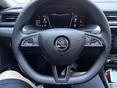 Skoda Superb 1.4 л 2022 г. Серебристо-серый, пробег 39000 км
