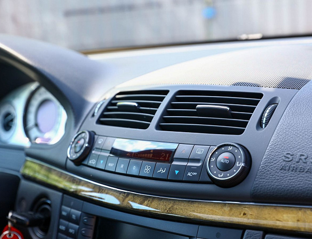 Mercedes-Benz E-Класс белый 2005