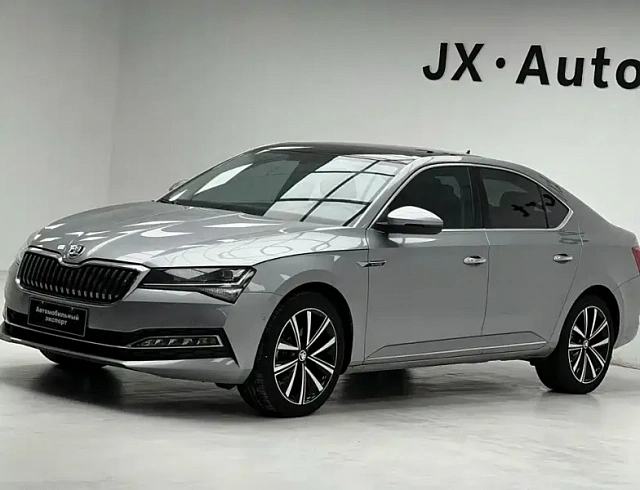 Skoda Superb 1.4 л 2023 г. Серебристо-серый, пробег 10000 км