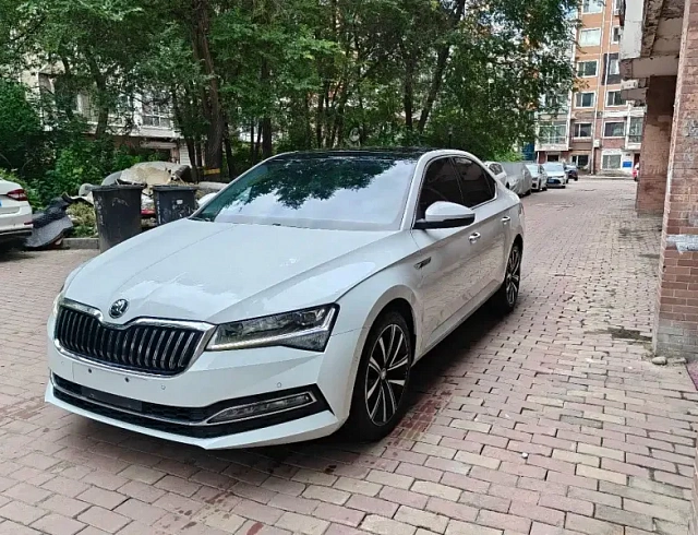 Skoda Superb 1.4 л 2023 г. Белый, пробег 22000 км