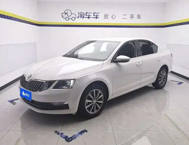 Skoda Octavia 1.5 л 2022 г. Белый, пробег 41700 км