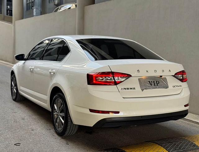 Skoda Octavia 1.5 л 2021 г. Белый, пробег 21000 км
