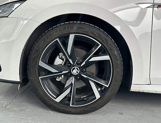 Skoda Octavia 1.4 л 2022 г. Белый, пробег 43800 км