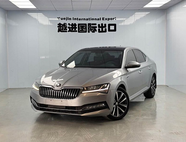Skoda Superb 1.4 л 2023 г. Серебристо-серый, пробег 29000 км
