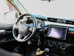 Toyota Hilux серебро 2015