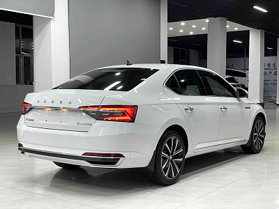 Skoda Superb 1.4 л 2022 г. Белый, пробег 27100 км