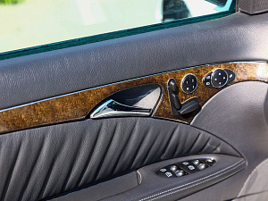 Mercedes-Benz E-Класс белый 2005