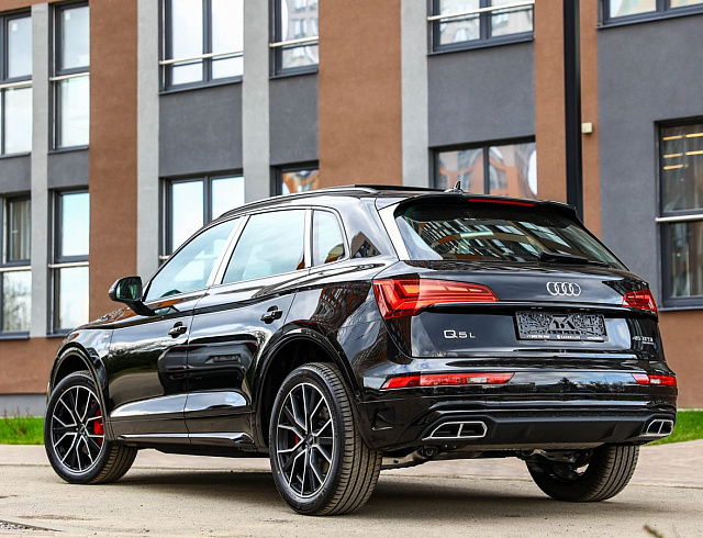 Audi Q5 черный 2025