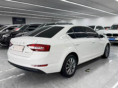 Skoda Octavia 1.5 л 2022 г. Белый, пробег 40000 км