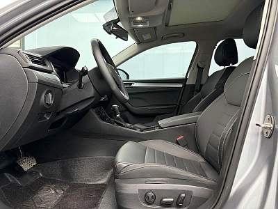 Skoda Superb 1.4 л 2023 г. Серебристо-серый, пробег 29000 км