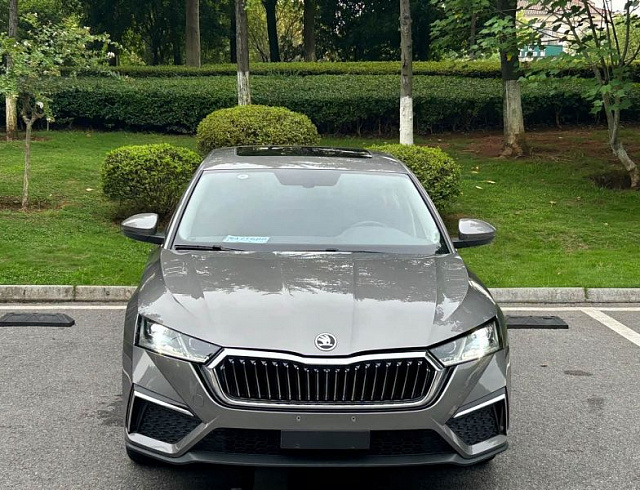 Skoda Octavia 1.4 л 2023 г. Серебристо-серый, пробег 14000 км