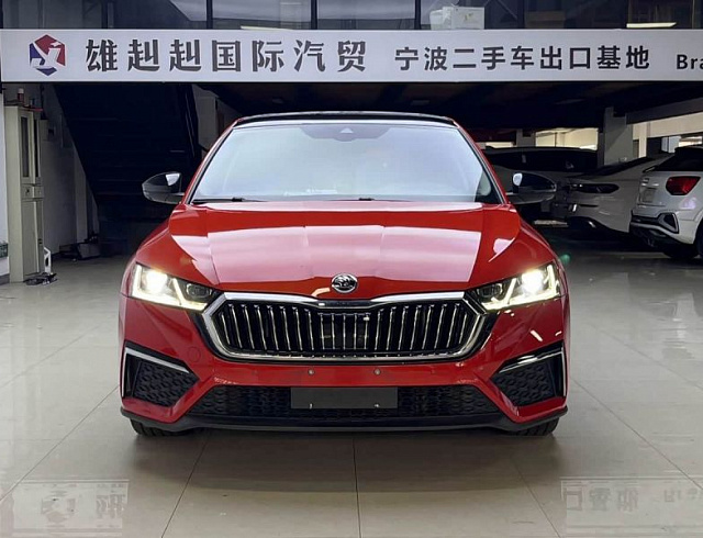 Skoda Octavia 1.4 л 2021 г. желто-оранжевый, пробег 31000 км