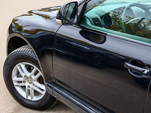 Volkswagen Touareg черный 2008