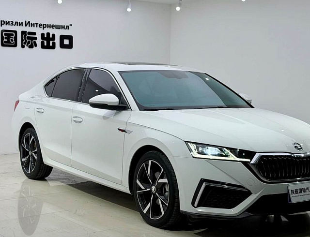 Skoda Octavia 1.4 л 2023 г. Белый, пробег 42000 км