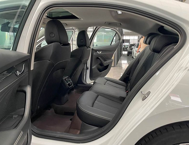 Skoda Octavia 1.4 л 2023 г. Белый, пробег 5300 км