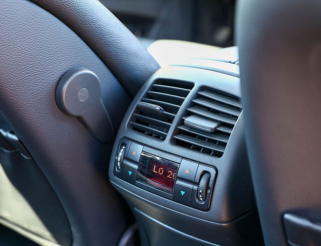 Mercedes-Benz E-Класс белый 2005