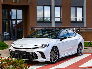 Toyota Camry белый 2026