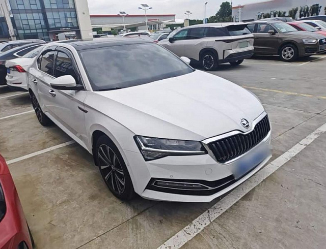 Skoda Superb 1.4 л 2024 г. Белый, пробег 45300 км