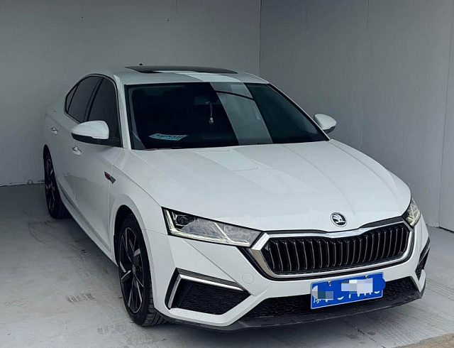 Skoda Octavia 1.4 л 2023 г. Белый, пробег 13899 км