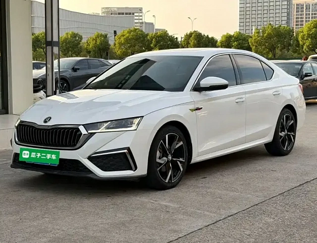 Skoda Octavia 1.4 л 2023 г. Белый, пробег 32599 км