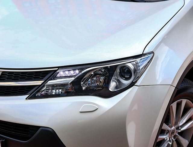 Toyota RAV4 белый 2014