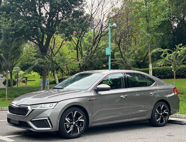 Skoda Octavia 1.4 л 2023 г. Серебристо-серый, пробег 14000 км