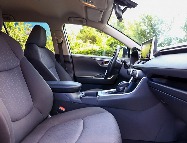 Toyota RAV4 белый 2021