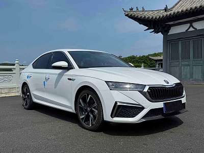 Skoda Octavia 1.4 л 2023 г. Белый, пробег 15000 км