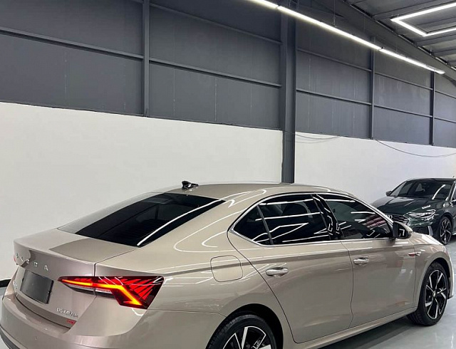 Skoda Octavia 1.4 л 2022 г. шампань/коричневый, пробег 21800 км