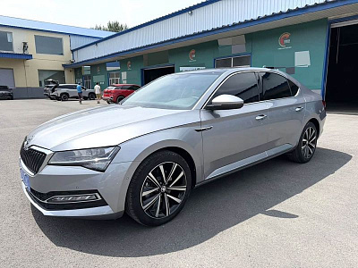 Skoda Superb 1.4 л 2024 г. Серебристо-серый, пробег 4000 км