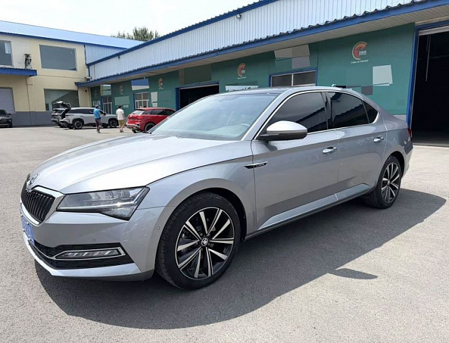 Skoda Superb 1.4 л 2024 г. Серебристо-серый, пробег 4000 км