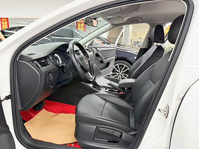 Skoda Octavia 1.5 л 2022 г. Белый, пробег 40000 км