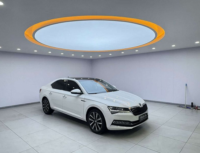 Skoda Superb 1.4 л 2023 г. Белый, пробег 26000 км
