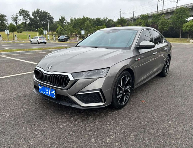 Skoda Octavia 1.4 л 2022 г. шампань/коричневый, пробег 43700 км