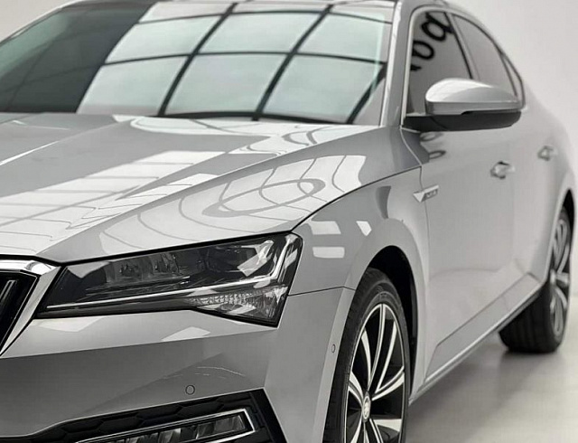 Skoda Superb 1.4 л 2023 г. Серебристо-серый, пробег 100 км